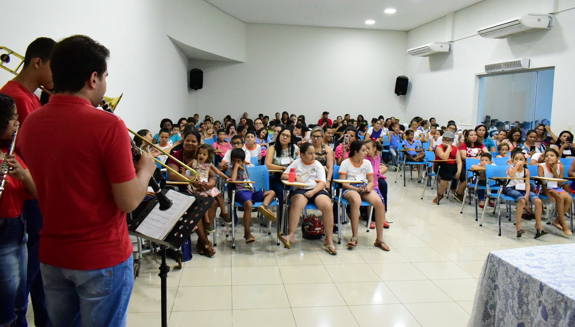 Crianças da rede municipal de ensino participam de cine pipoca e tour na Prefeitura