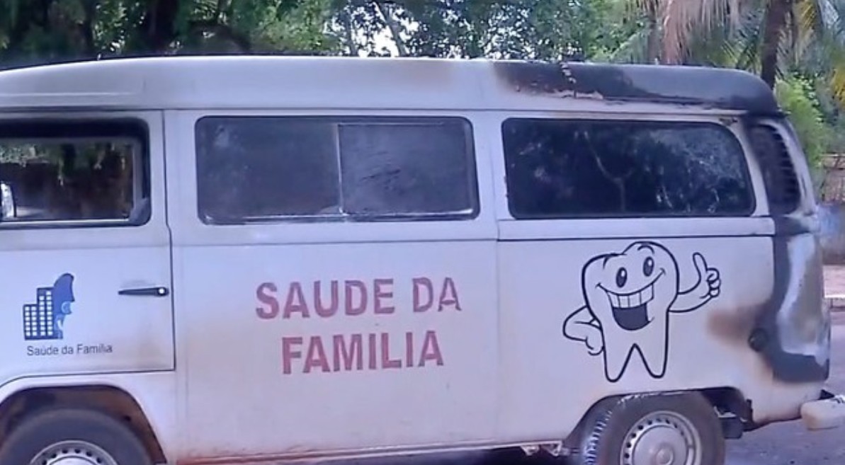 Kombi da prefeitura de Tangará da Serra pega fogo durante transporte de cadeirante