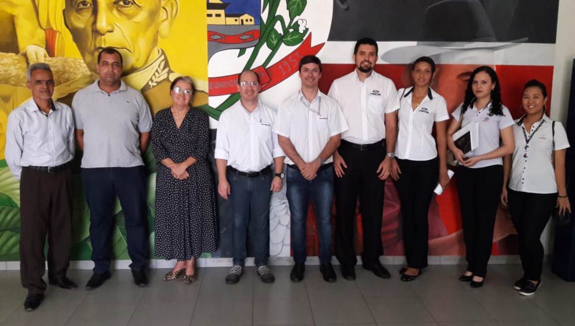 Vereador João Mototáxi se reúne com representantes de concessionárias para apresentar Lei Municipal