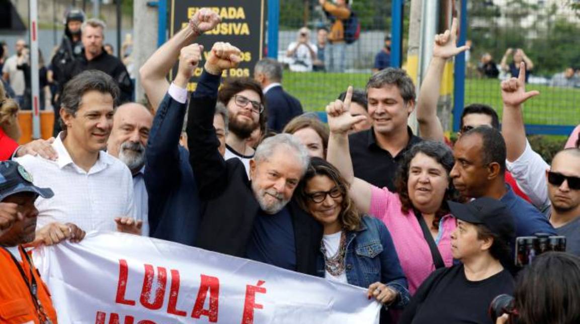 Bolsa fecha em forte queda após Lula deixar prisão