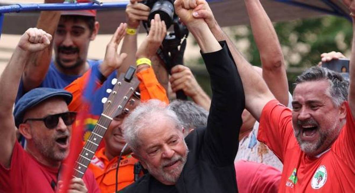 A caravana de Lula atrai menos gente que circo mambembe