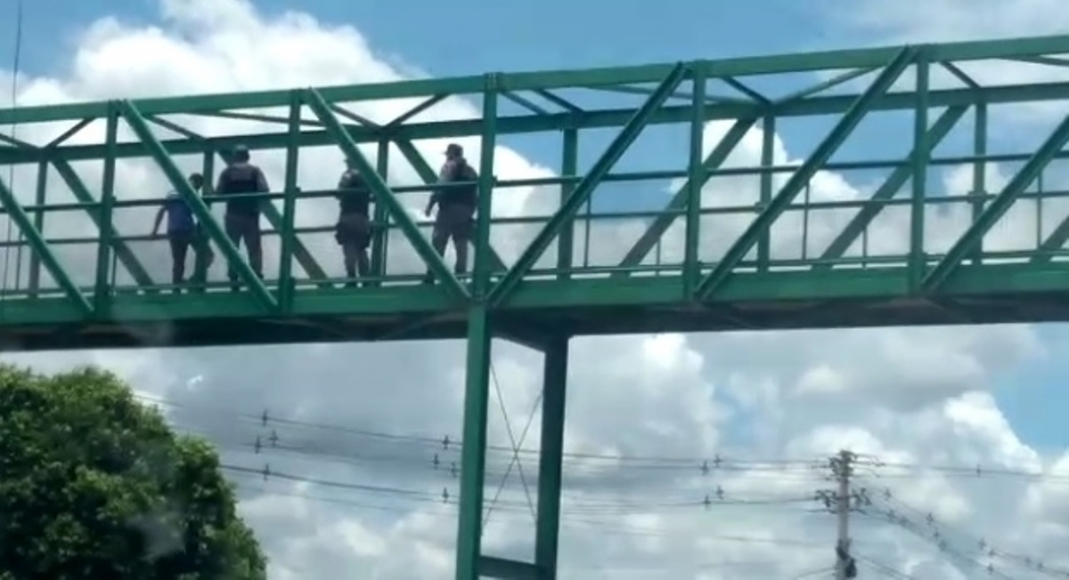 Polícia Militar impede homem de se jogar de passarela em Cuiabá