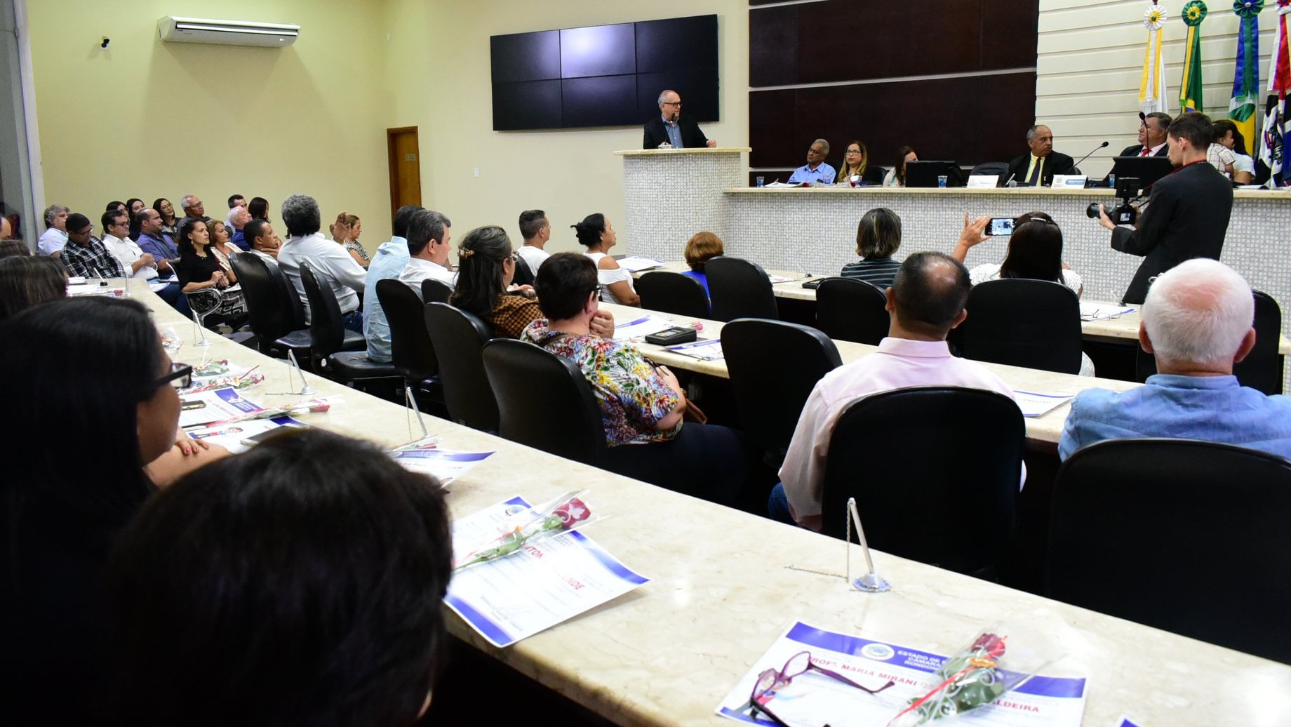 Em sessão solene, prefeito destaca importância do servidor público para sociedade