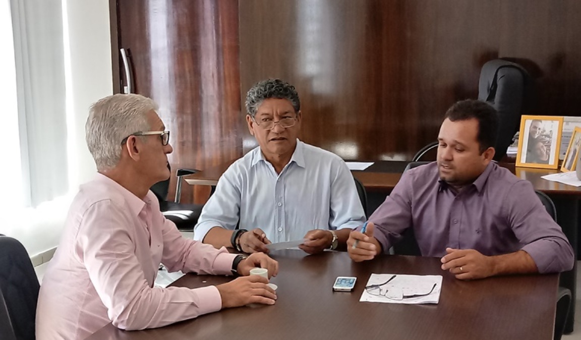 Prefeito demite comissionados, temporários e corta o próprio salário para reduzir gastos