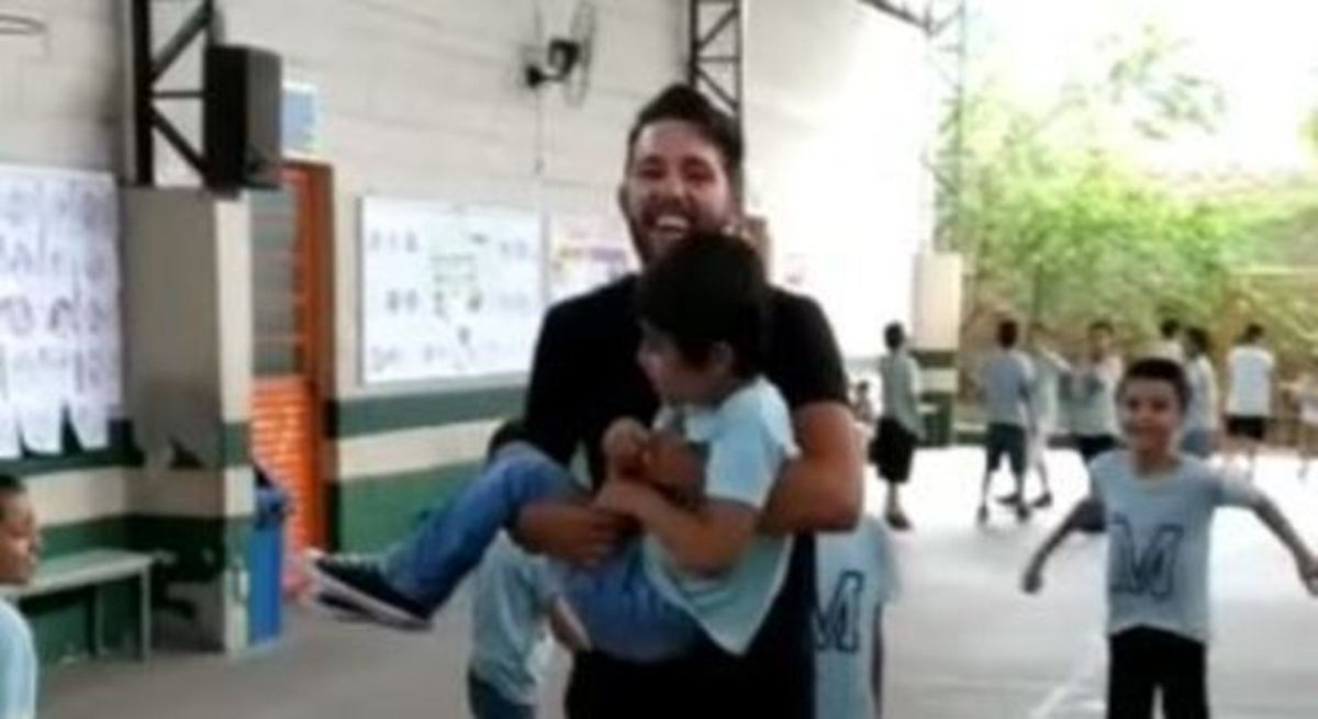 Professor pula corda com aluno cadeirante no colo e viraliza; veja vídeo