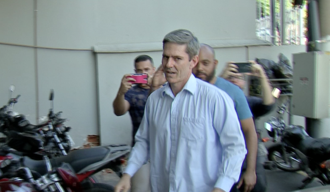 Delegado acusado de ameaçar colega que investigava grampos se aposenta do cargo em MT
