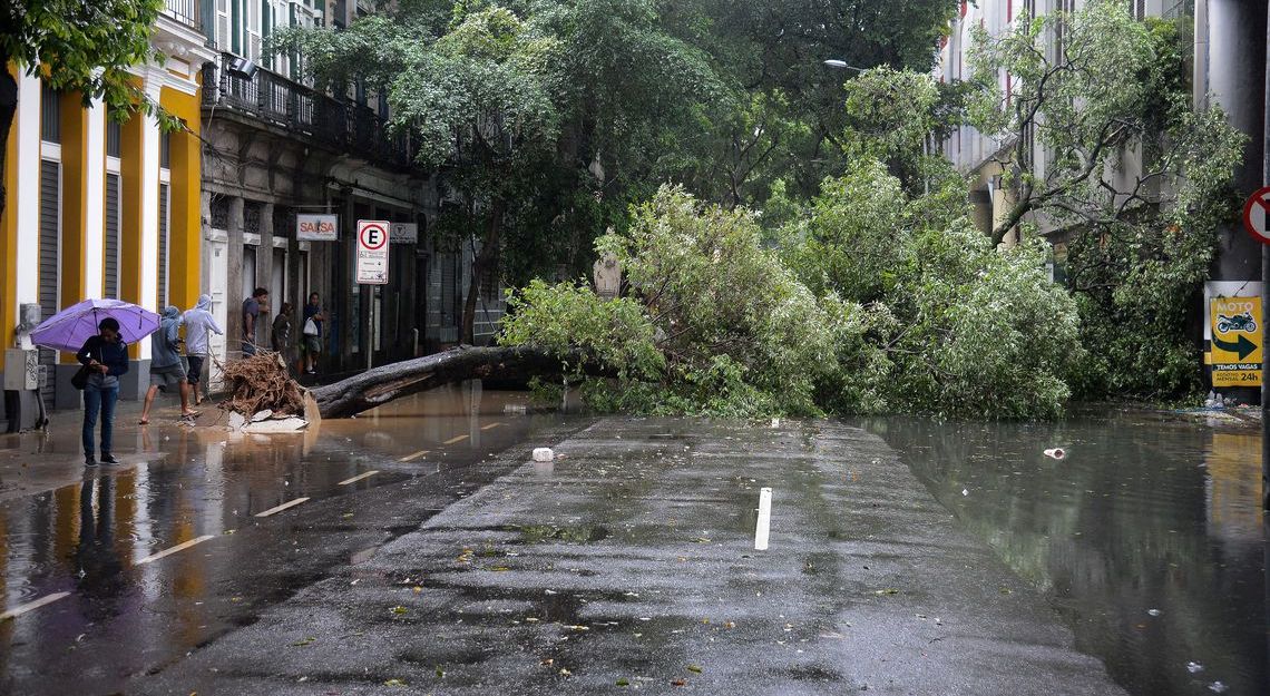 Rio entra em estágio de atenção por causa de chuva forte