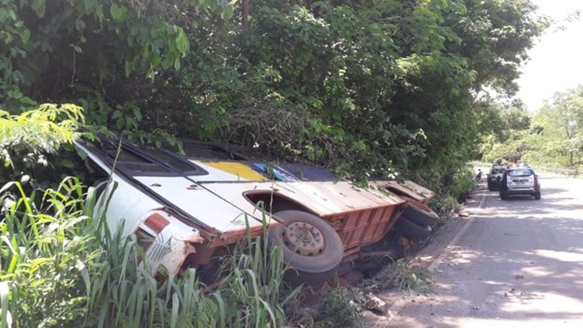 Ônibus escolar tomba ao levar 18 alunos de volta para casa na zona rural de Jaciara