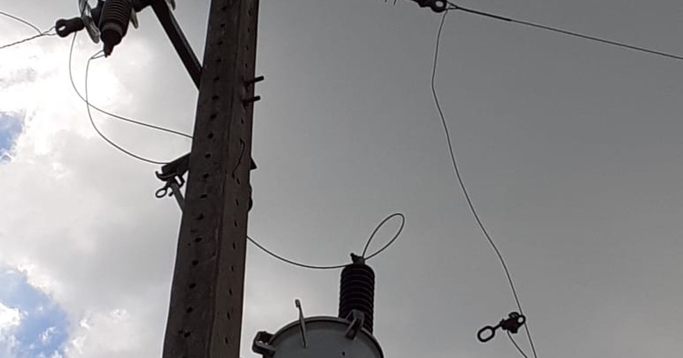 Homem morre eletrocutado ao ajudar eletricista em religação de cabo de energia em Cuiabá