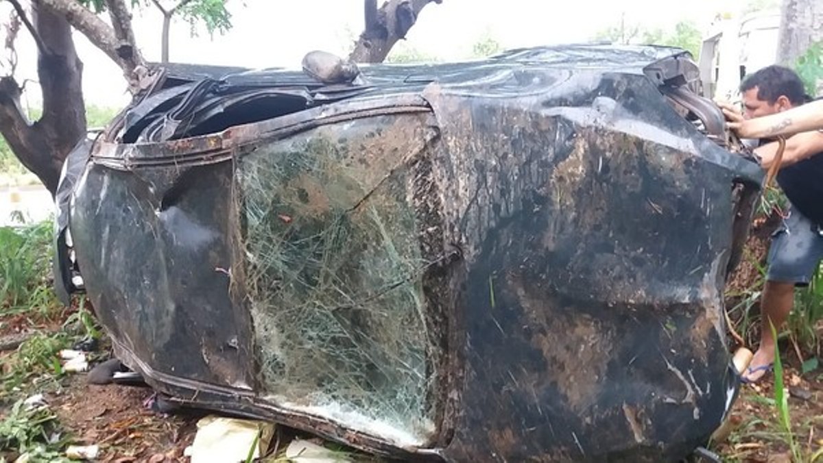 Carro capota e passageiro morre após ficar preso nas ferragens em MT