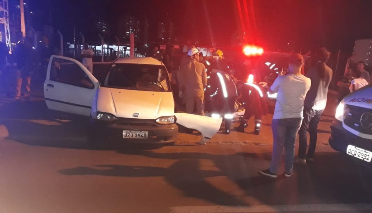 Motorista fica preso nas ferragens após acidente envolvendo três carros em Cuiabá