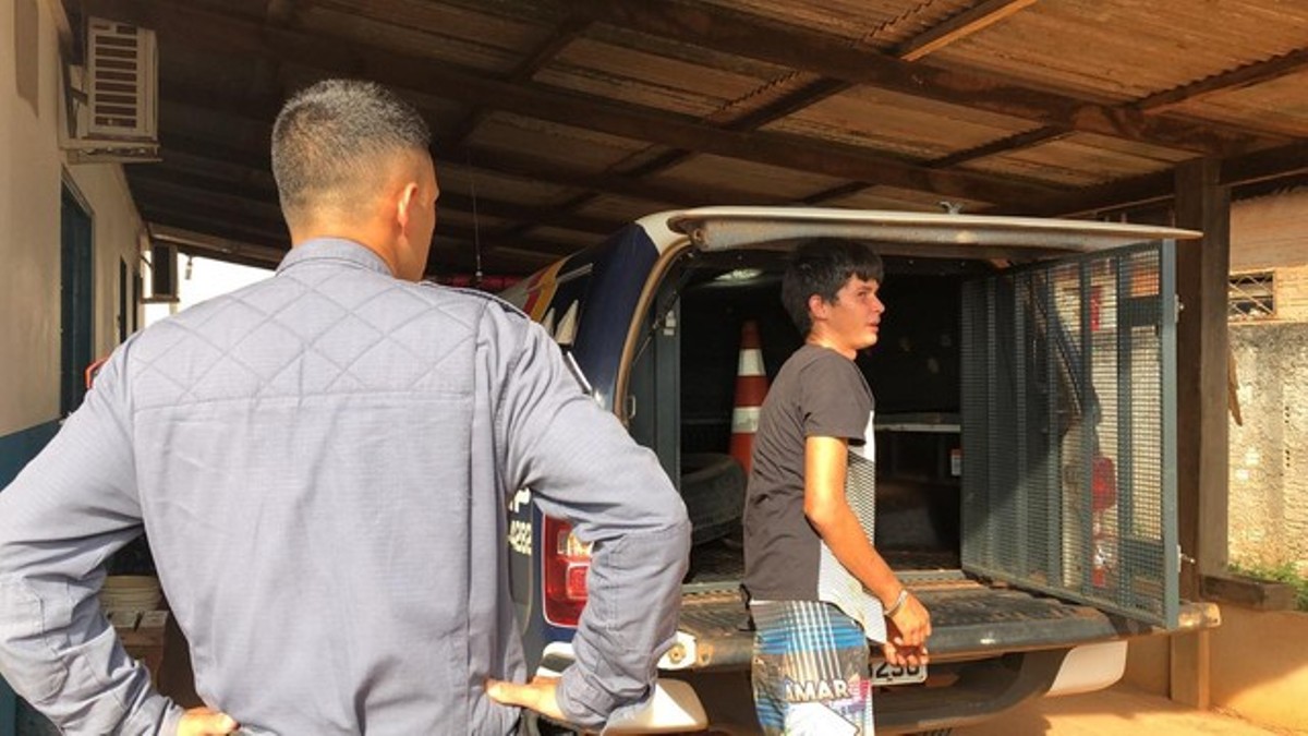 Jovem é preso após esfaquear a mãe, fazer cova e ameaçar matar a irmã de 7 anos em Nova Ubiratã