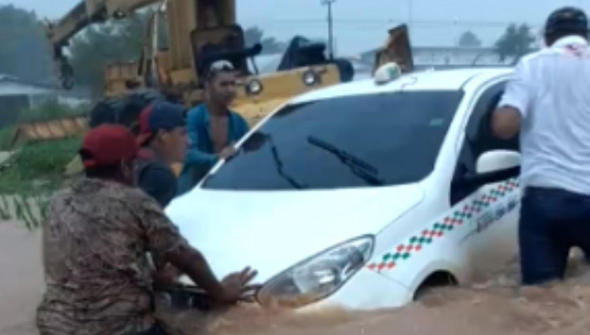 Enxurrada arrasta carros e inunda casas em Barra do Bugres