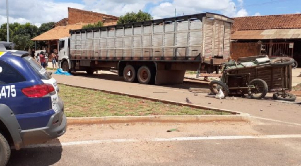 Pontes e Lacerda | Caminhão boiadeiro atropela carroça e mata casal e mula