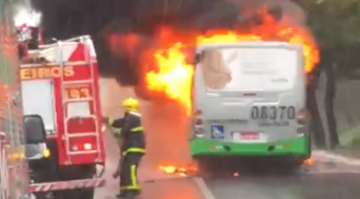 Ônibus com passageiros pega fogo em Cuiabá