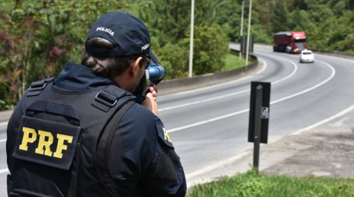 Bolsonaro diz que radares móveis voltarão as rodovias, mas só para tirar ‘fotografia educativa’