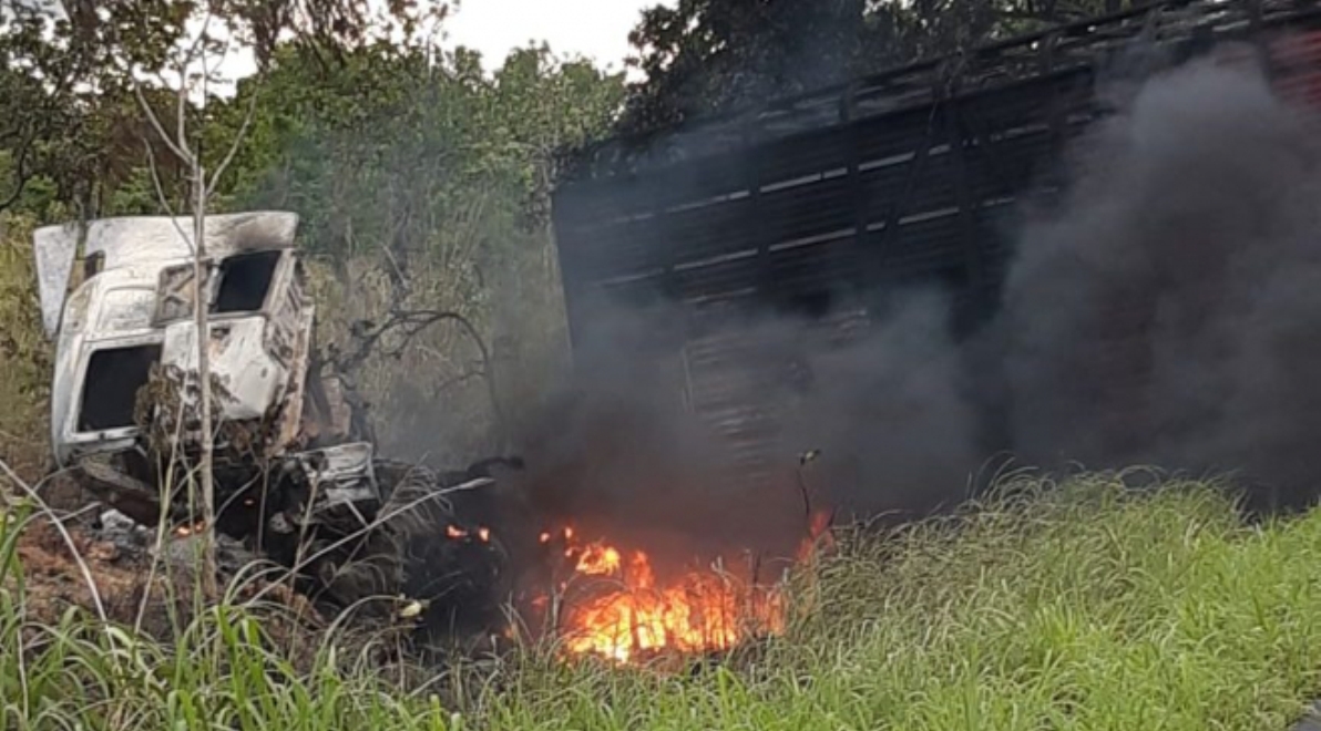 Poconé | Caminhões batem de frente, pegam fogo e motorista morre queimado na BR-070