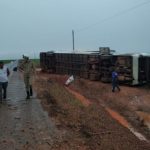 Ônibus de viagem tomba com 30 passageiros em rodovia MT-249; 15 ficam feridos 6
