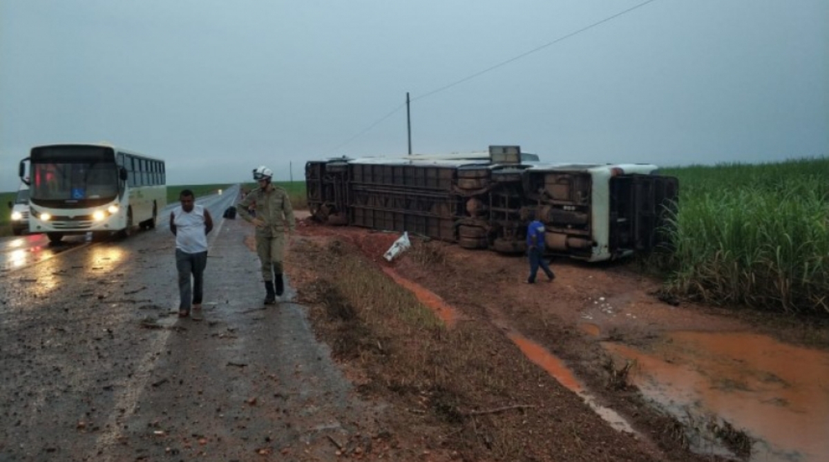 Ônibus de viagem tomba com 30 passageiros em rodovia MT-249; 15 ficam feridos