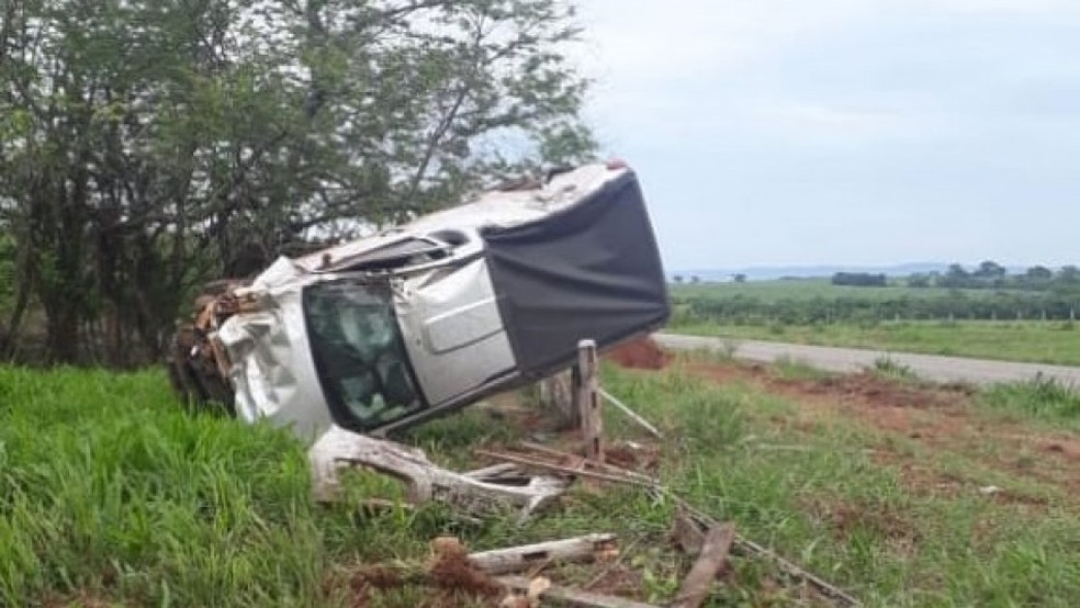 Vendedor morre após picape capotar e ficar presa em cerca na MT-175