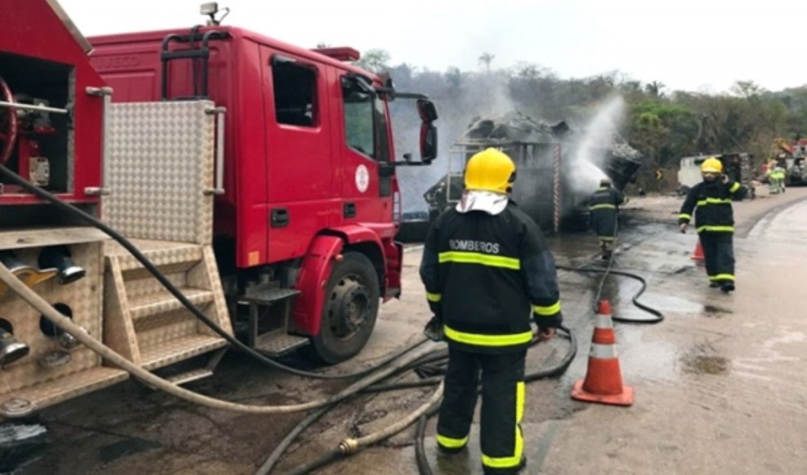 Carreta pega fogo na Serra de São Vicente