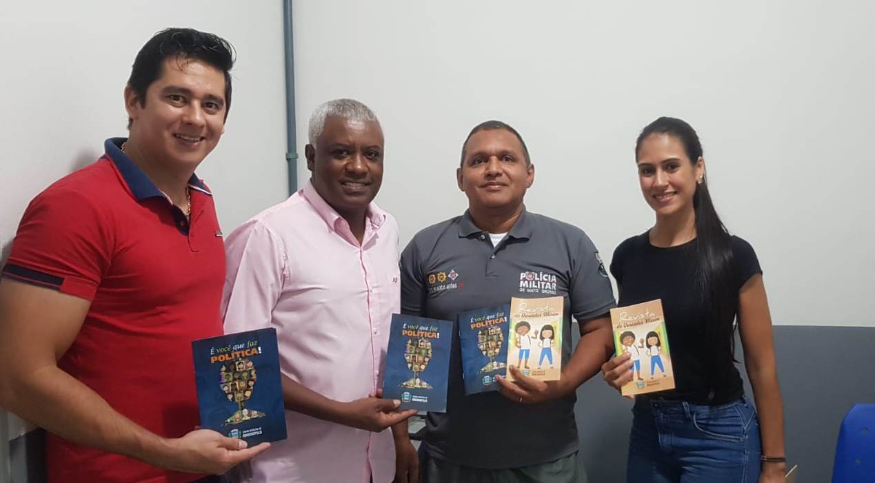 Escola do Legislativo distribui revistas em escolas sobre o Poder Legislativo