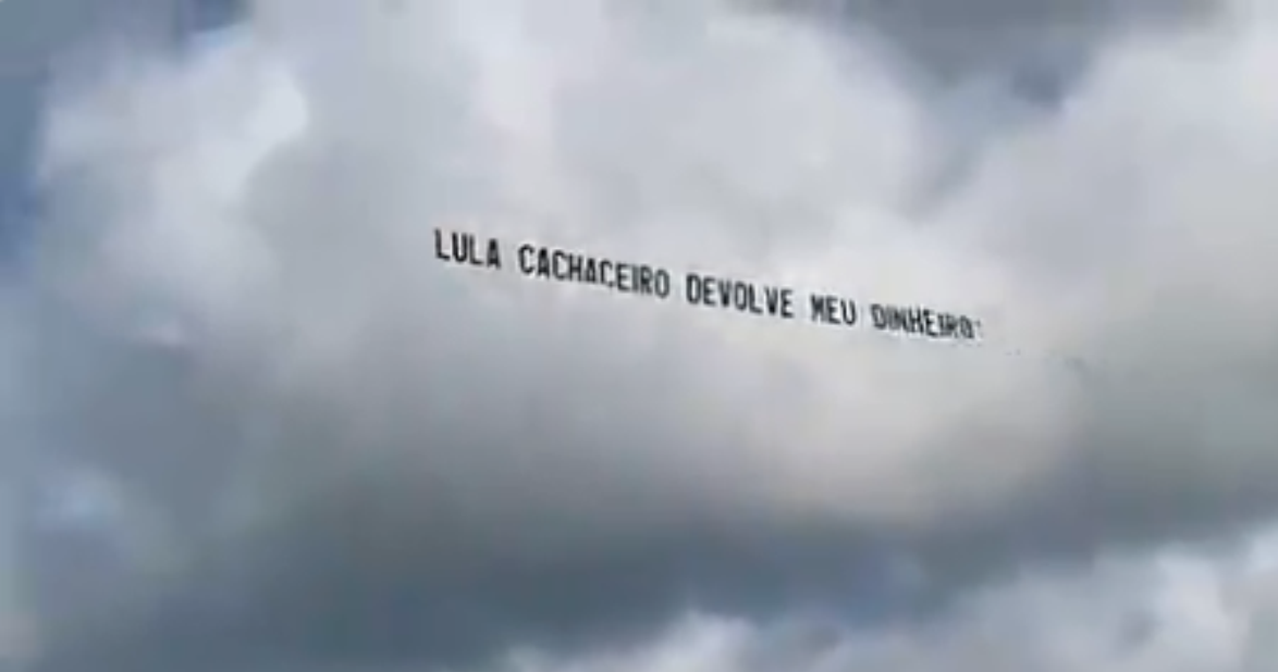 Lula processa dono da Havan após mensagem exibida por avião que sobrevoou praia em Santa Catarina