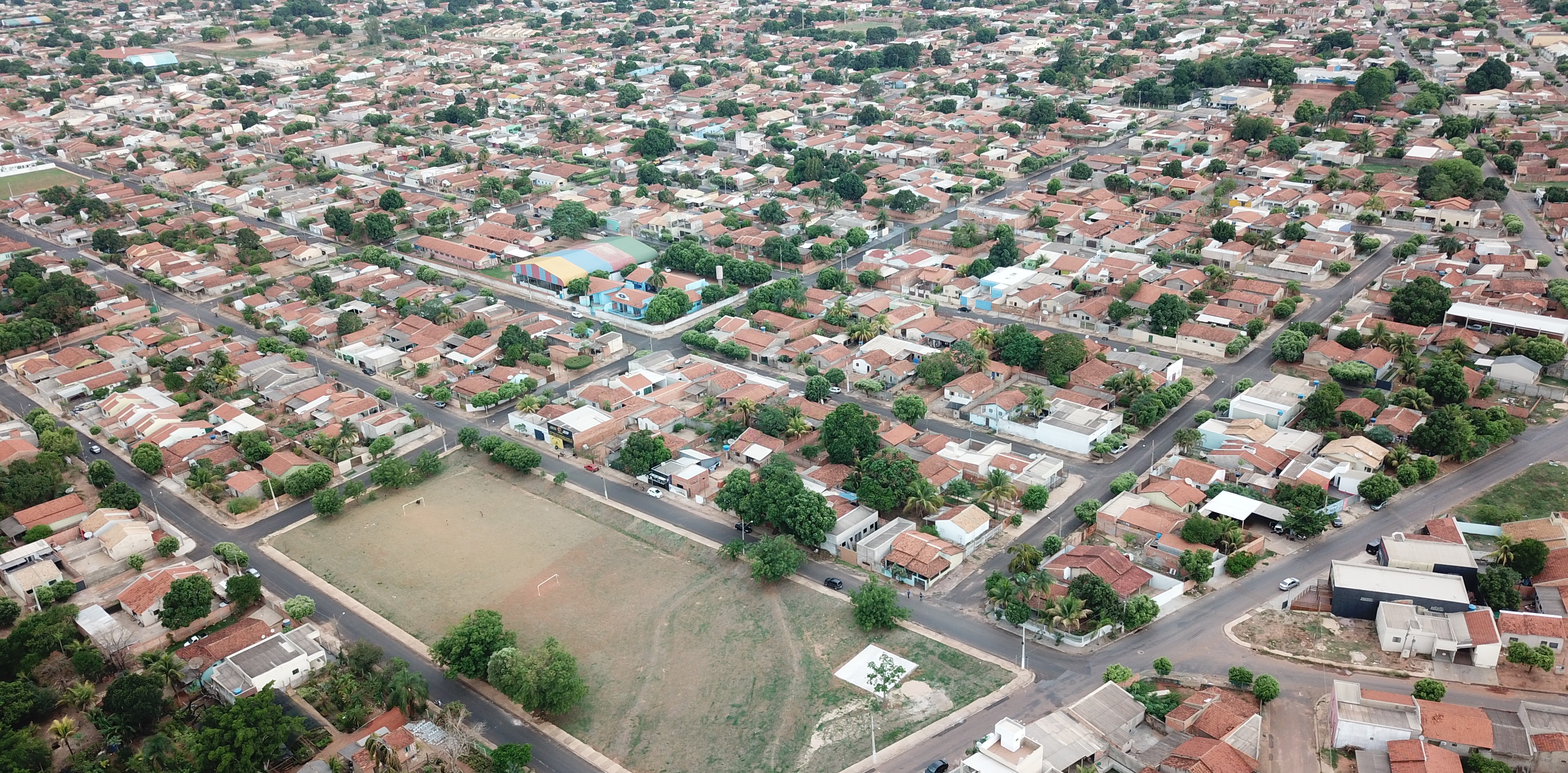 Prefeitura garante mais espaços verdes com plantio de grama e arborização