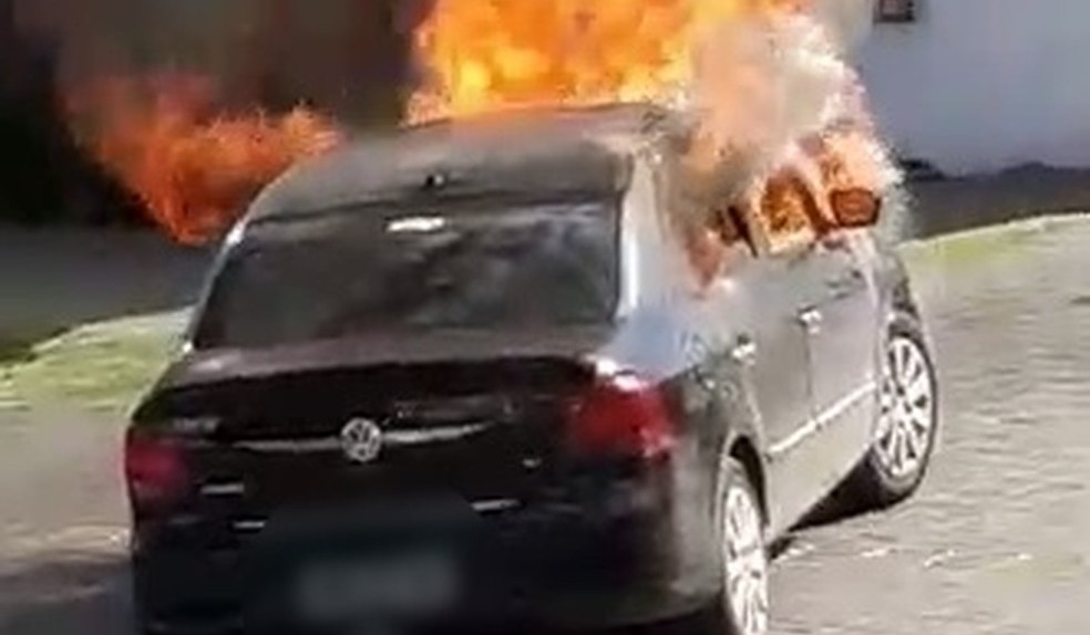 Carro é destruído pelo fogo em Cuiabá