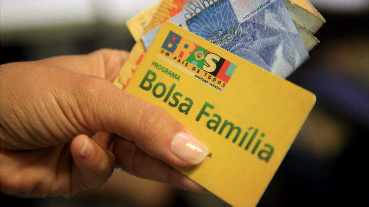 Bolsonaro vai reformular Bolsa Família para destinar benefício a jovens e crianças