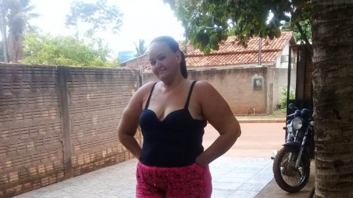 Mulher que teve as mãos decepadas pelo marido pede ajuda para passar o Natal com os filhos