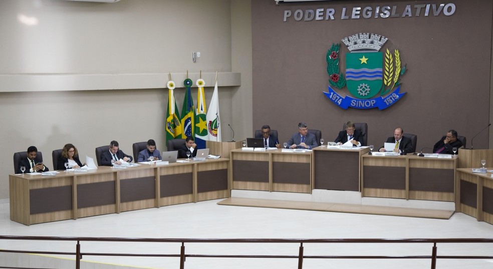 Vereadores de Sinop aprovam reajuste dos próprios salários e de prefeita