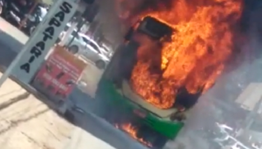 Em menos de 24 horas, mais um ônibus pega fogo na grande Cuiabá; veja vídeo