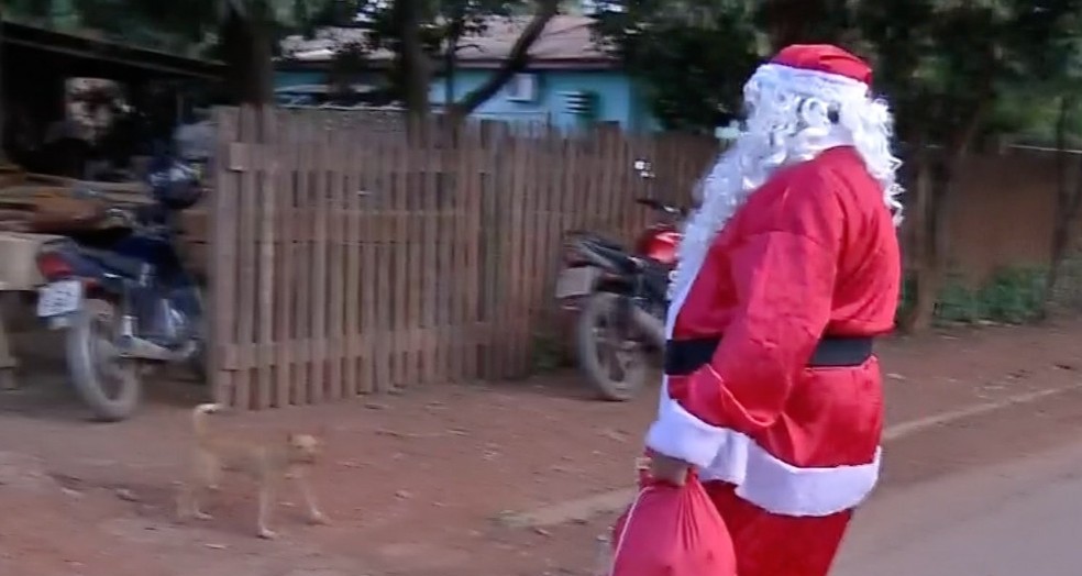 Sinop | Jardineiro se veste de ‘Papai Noel’ e distribui presentes para crianças