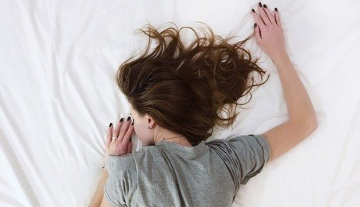 Dormir muito aumenta risco de sofrer derrame, sugere estudo
