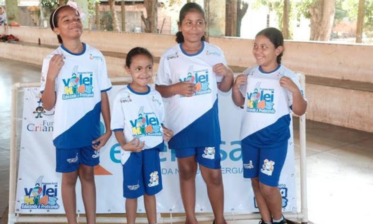 Energisa entrega uniformes do projeto Vôlei Kids para 25 crianças do Distrito Sucuri