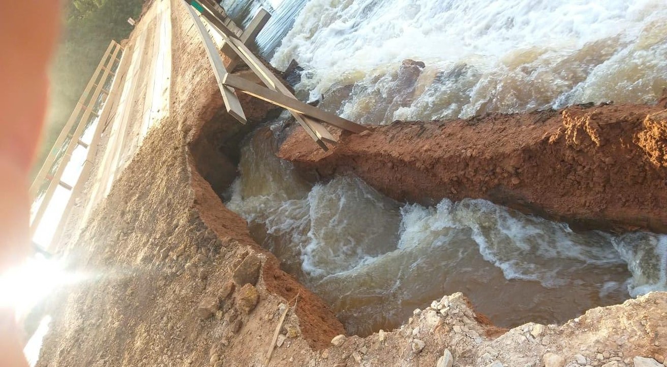 Mato Grosso | Ponte de desvio que liga cidade a distrito é parcialmente destruída após chuvas e corre risco de desabamento