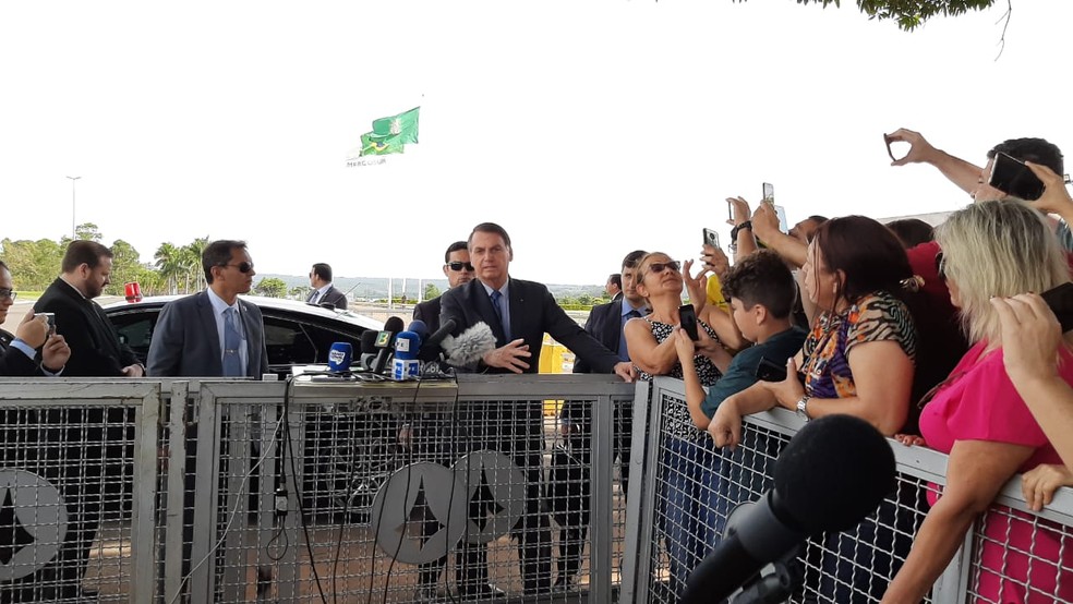 Bolsonaro diz que incluirá policiais no indulto de Natal