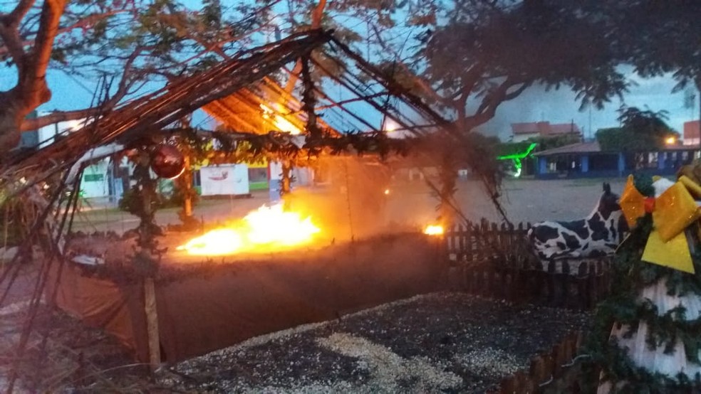 Presépio construído na praça central de Arenápolis é destruído por incêndio