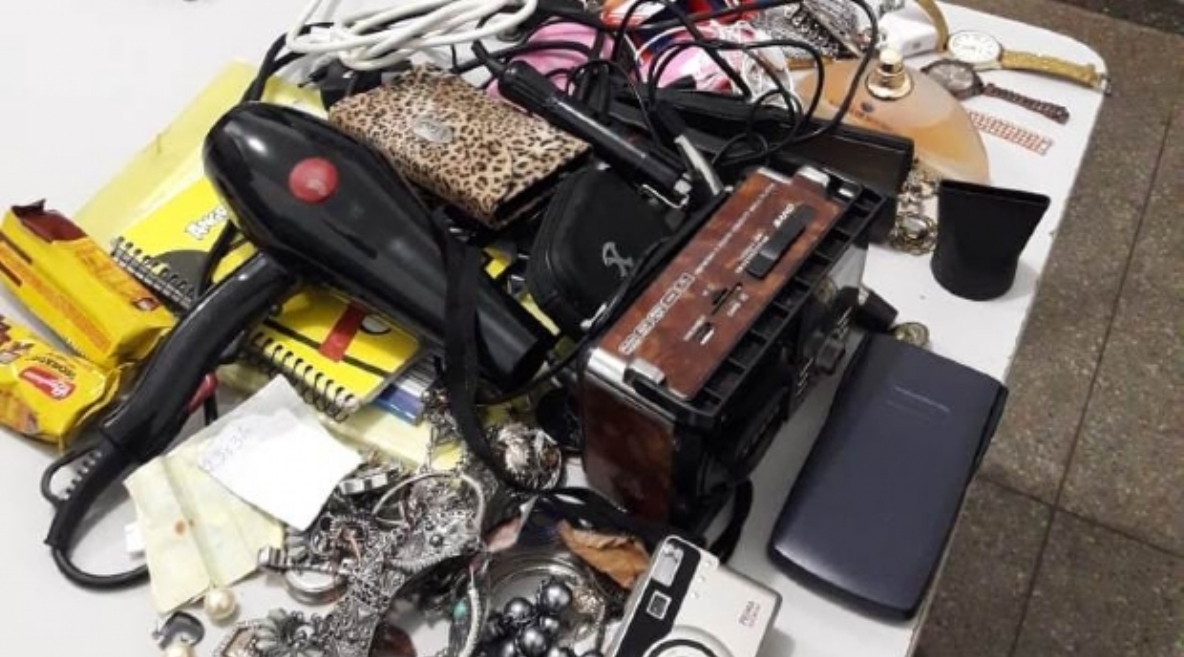 Rondonópolis | Homem assalta residência e ‘esquece’ televisão de 50 polegadas em cima do muro