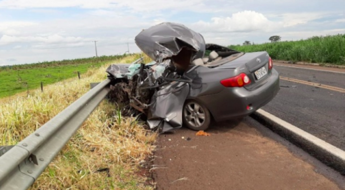 Servidor público morre após perder controle da direção e bater Corolla de frente com carreta