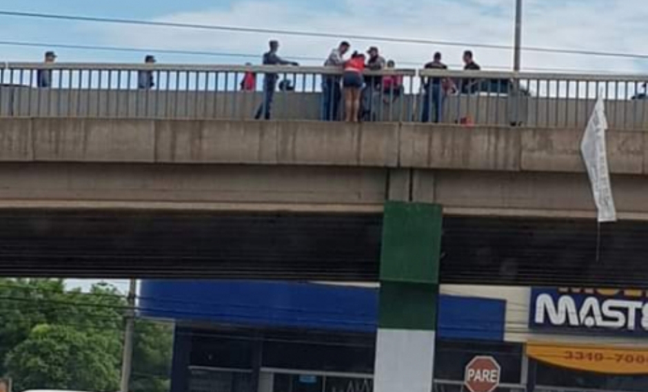 Jovem tenta se jogar de viaduto em Cuiabá