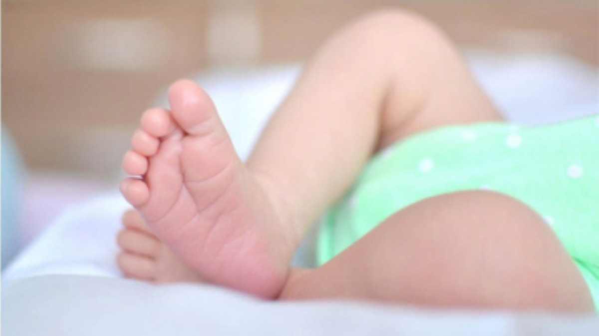 Mãe acha ferida no ânus de bebê e flagra padrasto tentando estuprá-lo