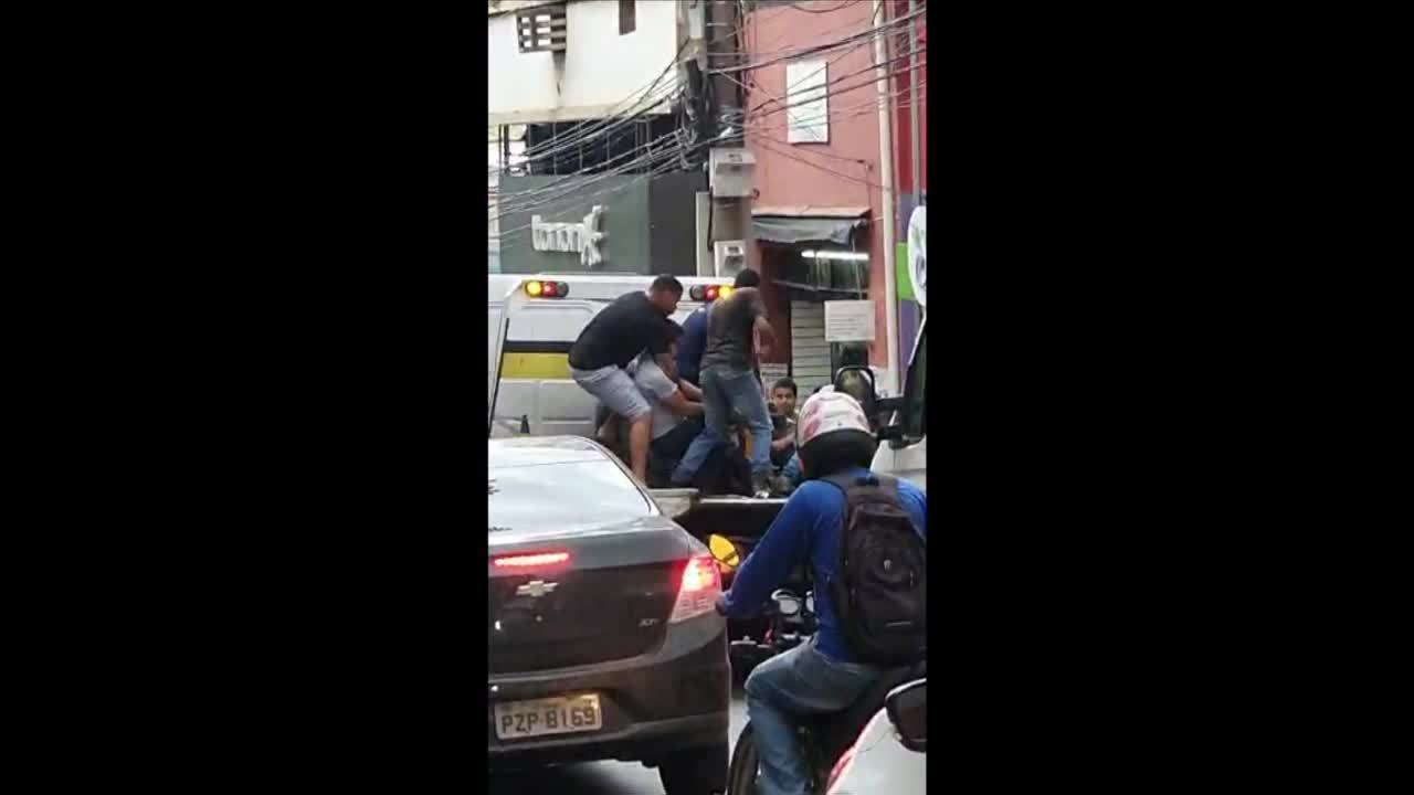 Cuiabá | Dono de moto guinchada por agentes de trânsito se irrita e retira veículo de cima do caminhão à força