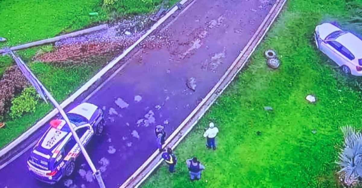 Motorista perde controle de carro, derruba poste e fica ferido em Cuiabá