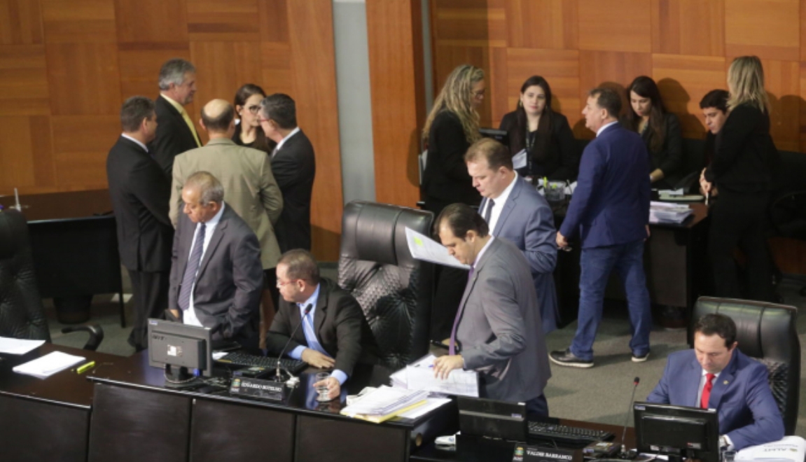 Deputados devem votar nova idade mínima para servidor na próxima semana