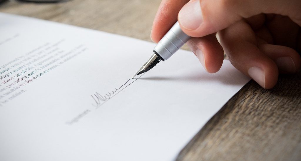 Minas Gerais | Idosa analfabeta que contratou empréstimo sem perceber será indenizada