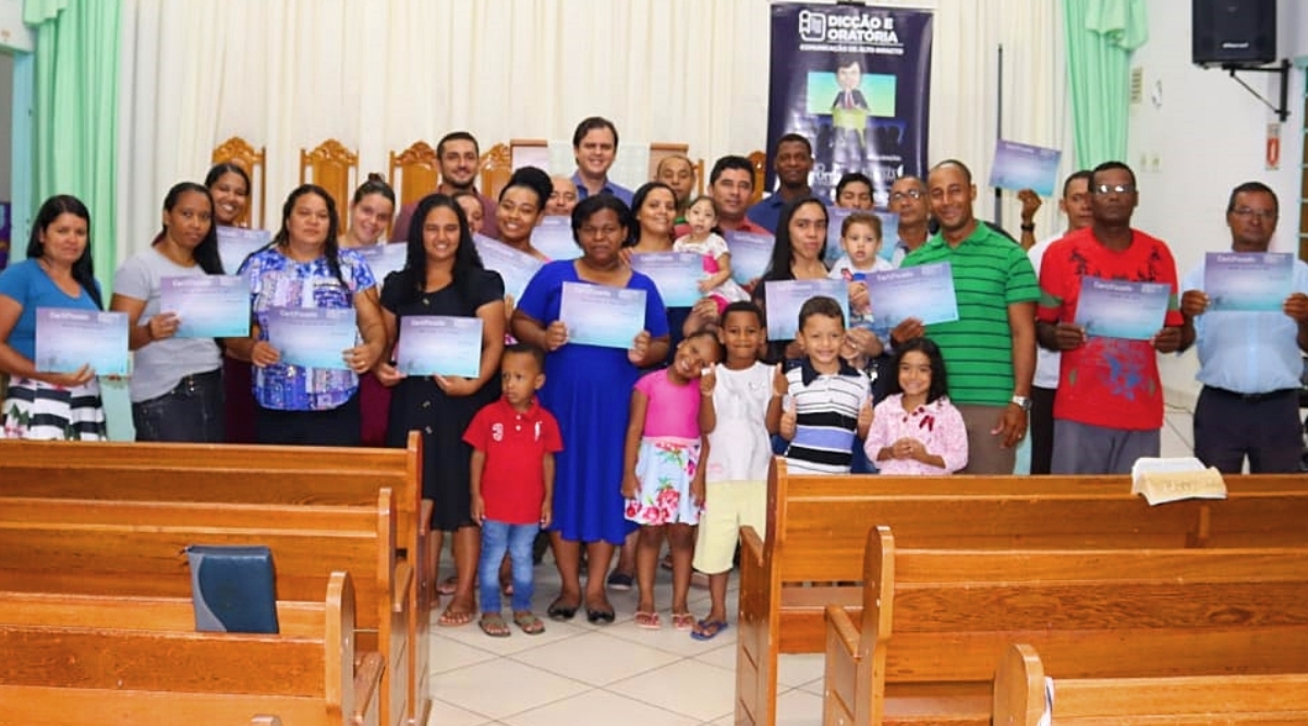 Thiago Silva entrega novos certificados do curso de Dicção e Oratória no Pedra 90