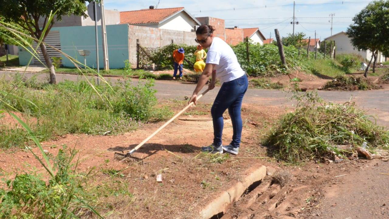 Líder comunitária busca parceria e consegue limpeza do bairro Mathias Neves