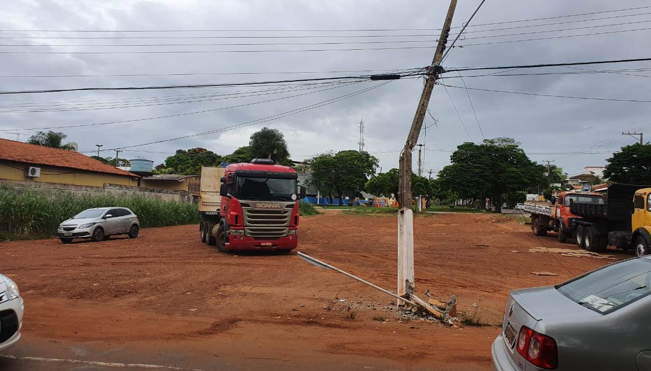 Rondonópolis | Carreta derruba poste de energia na frente da Câmara Municipal